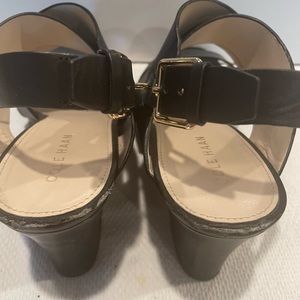 size 7. in good condition. Cole Hahn.